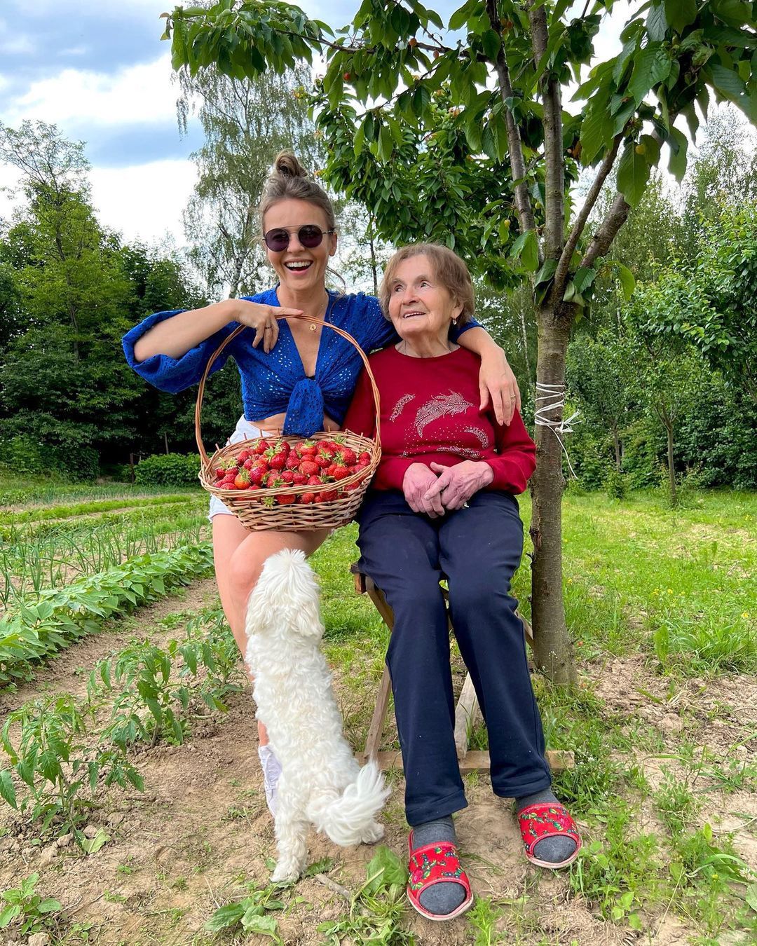 Edyta Herbuś pozuje na wsi z babcią Tolką