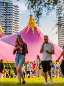 Merch FEST Festivalu wciąż dostępny. Cena powala, ale "do każdego zamówienia naklejka gratis"