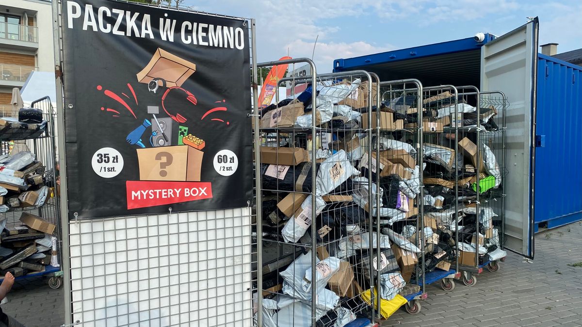 Stoisko z paczkami niespodziankami nad morzem w 2024 r.