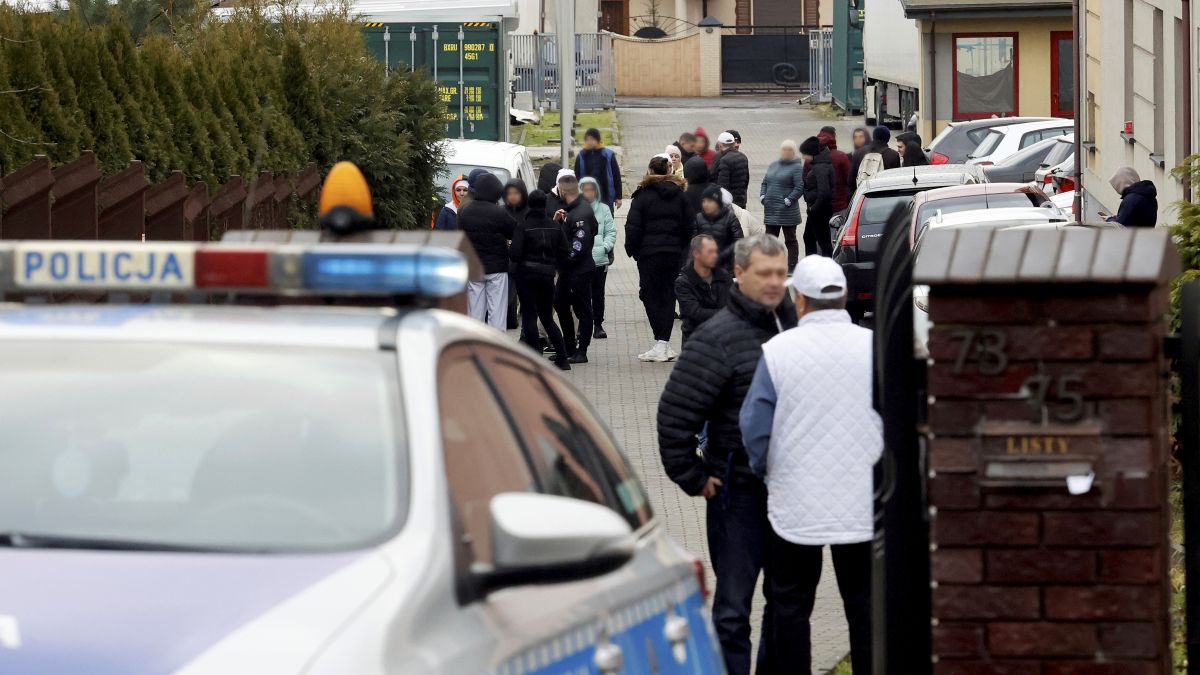 Policja przed zakładami mięsnymi przy ul. kard. S. Wyszyńskiego w Częstochowie