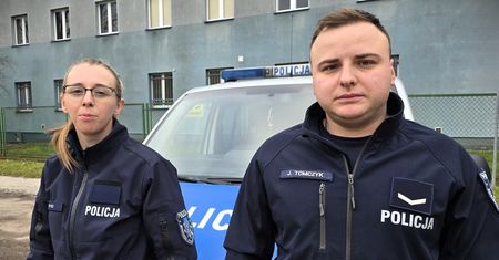 Starachowice: policjanci weszli do płonącego domu. Ewakuowali 37-latka spod zawalonego stropu