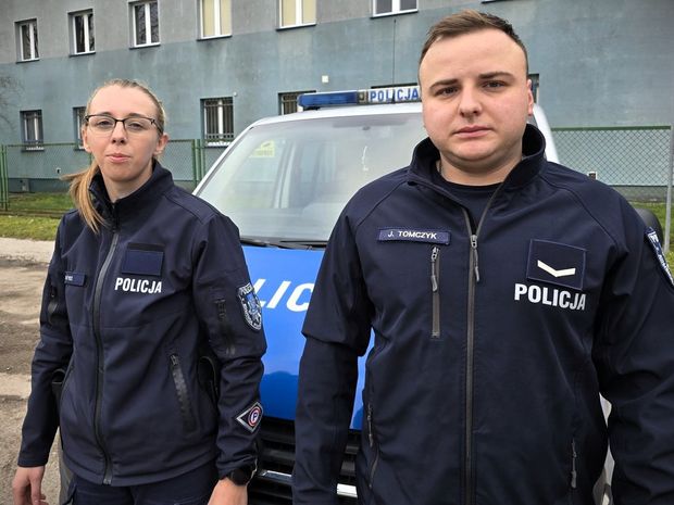 Starachowice: policjanci weszli do płonącego domu. Ewakuowali 37-latka spod zawalonego stropu