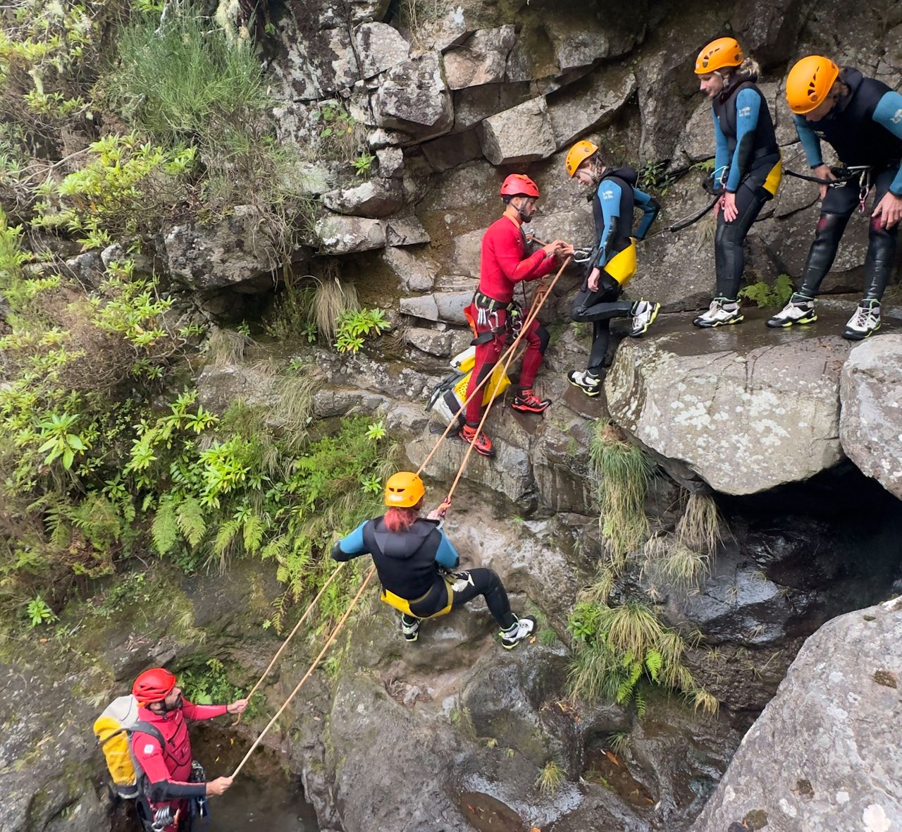 Prowadzi grupy przez strumienie Madery. Od polskich turystów nauczył się jednego słowa