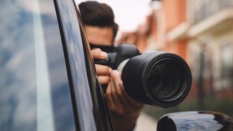 Cała prawda o tym, jak gwiazdy organizują USTAWKI z paparazzi. "Auto było prezentem od bogatego kochanka"