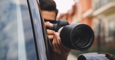 Cała prawda o tym, jak gwiazdy organizują USTAWKI z paparazzi. "Auto było prezentem od bogatego kochanka"