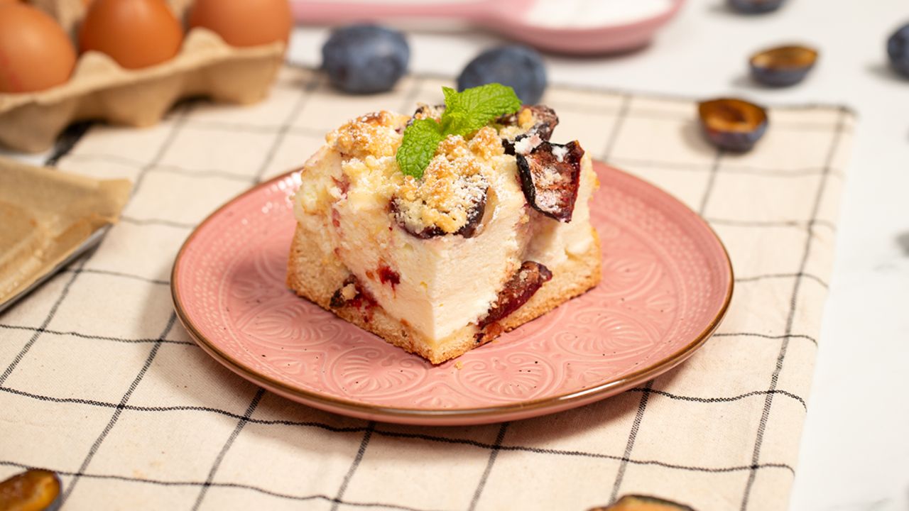 Cheesecake with plums