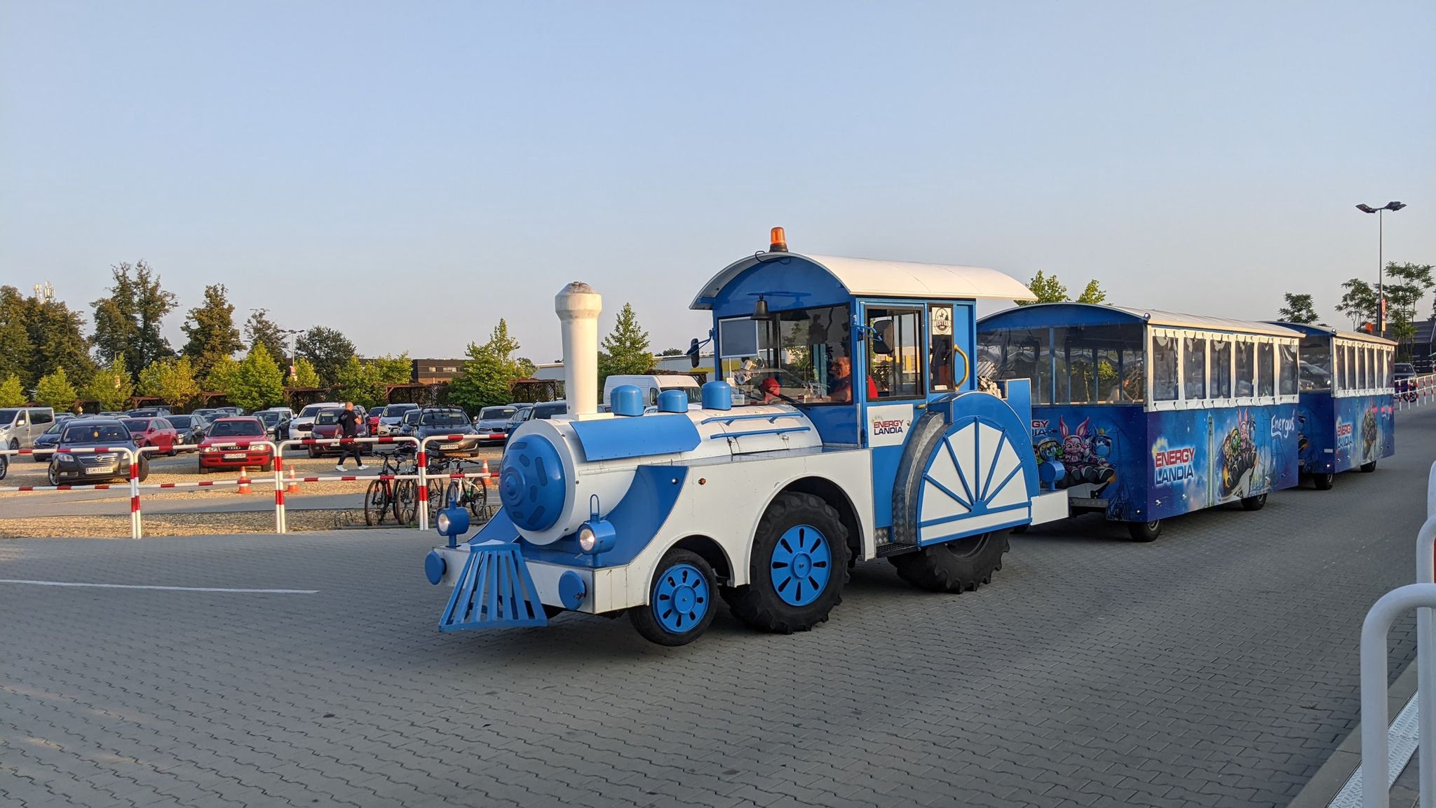 Urocze ciuchcie wożą gości z parkingu do Energylandii i z powrotem 