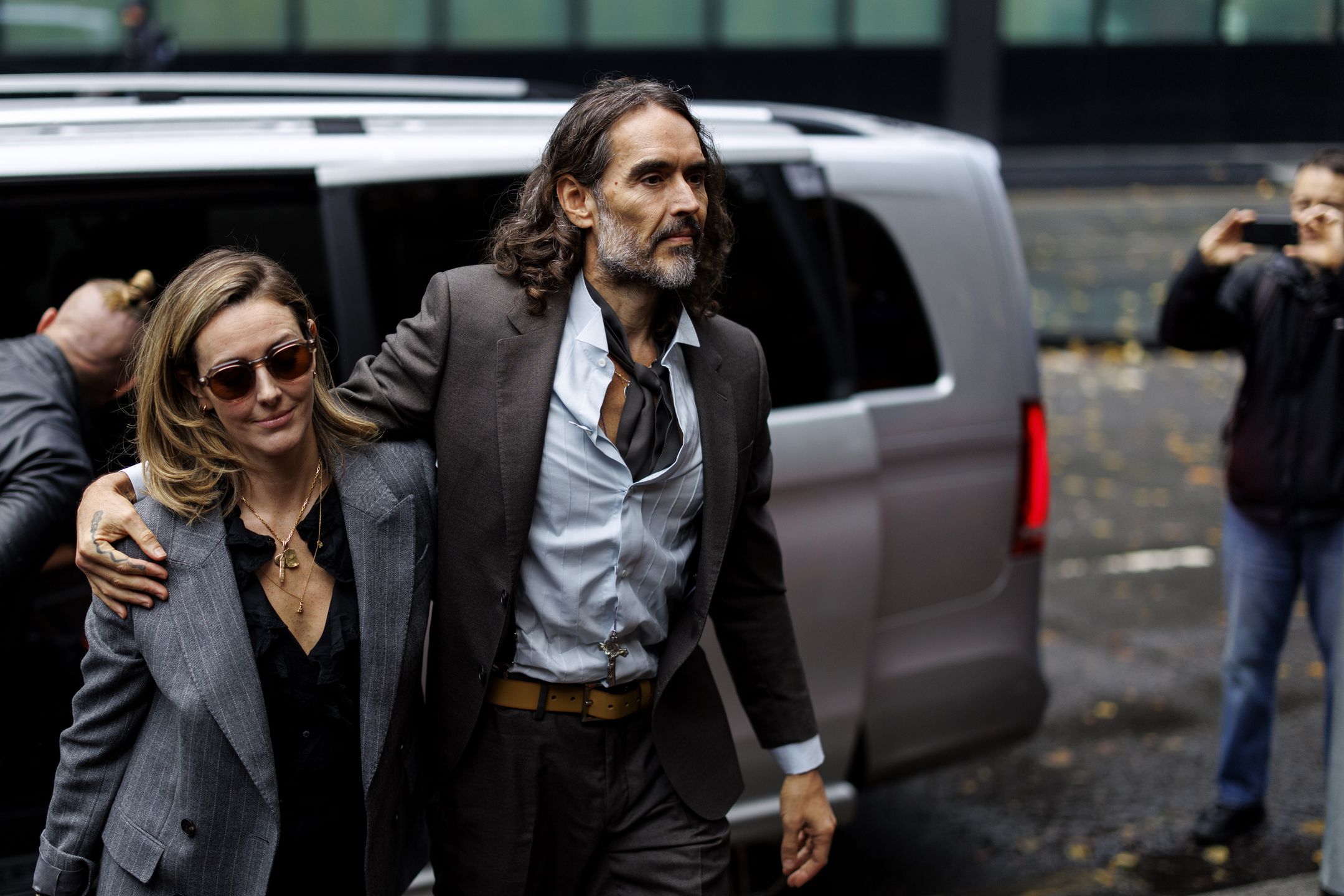 British comedian and actor Russell Brand (R) arrives at Southwark Crown Court with his wife Laura Brand (L) in London, Britain, 27 October 2026. Brand faces trial on rape and sexual assault charges. EPA/TOLGA AKMEN Dostawca: PAP/EPA.