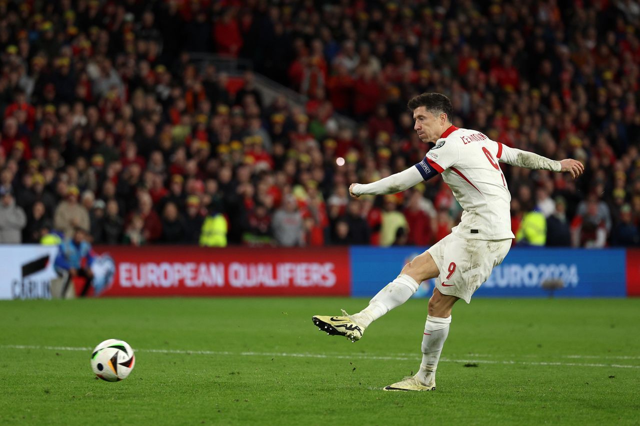 CARDIFF, WALES - MARCH 26: Robert Lewandowski of Poland scores the opening spot kick in the penalty shoot out during the UEFA EURO 2024 Play-Offs semifinal match between Wales and Poland/Estonia at Cardiff City Stadium on March 26, 2024 in Cardiff, Wales. (Photo by Richard Heathcote/Getty Images) (Photo by Richard Heathcote/Getty Images)