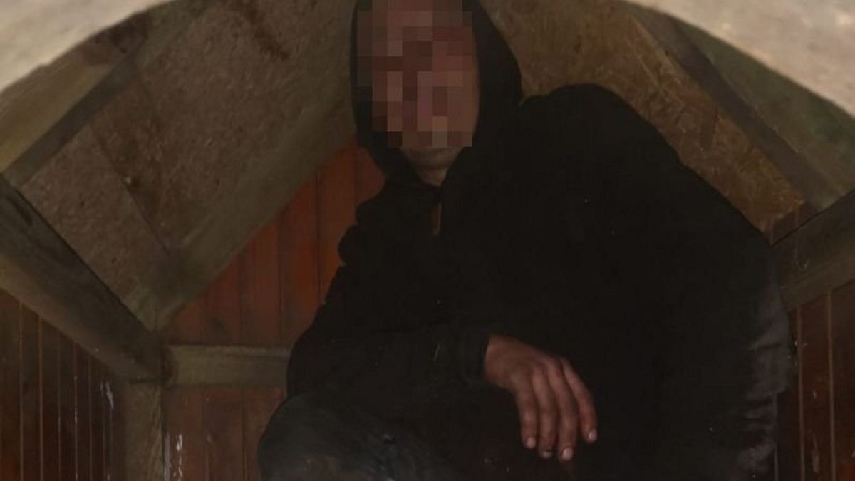 Uciekinier ukrył się w psiej budzie