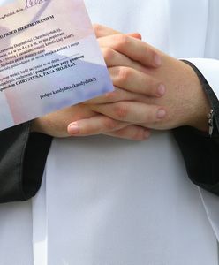 Oburzające oczekiwania księdza. Każe podpisać pewien dokument