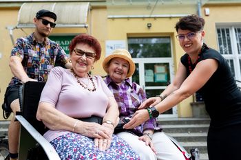 Zamiast mówić o kryzysie, wzięli się do pracy. Pomysł, który przywraca seniorów do życia społecznego