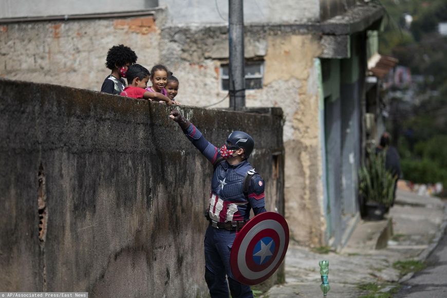 Superbohater uczy dzieci zasad bezpieczeństwa w czasie pandemii