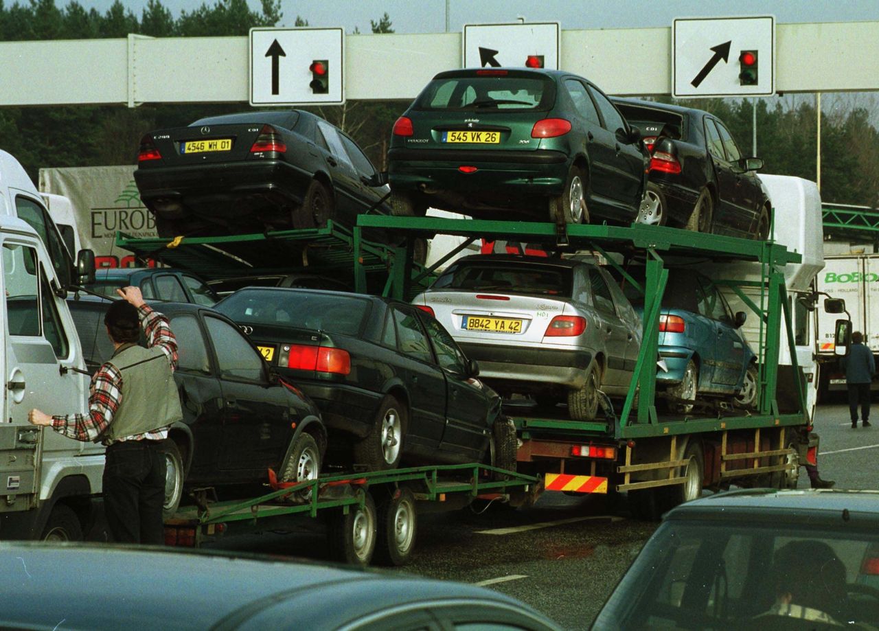 Coraz mniej aut importowanych do kraju. Czy to przez zablokowanie nowej akcyzy?