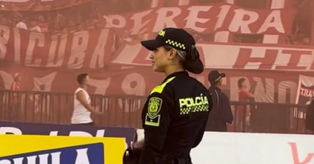 "Załóżcie mi kajdanki". Policjantka robi furorę wśród kibiców