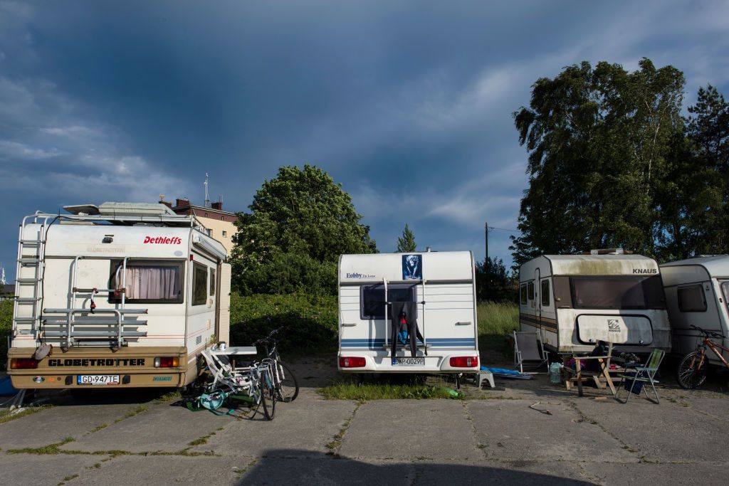 Kampery niedaleko plaży w Juracie