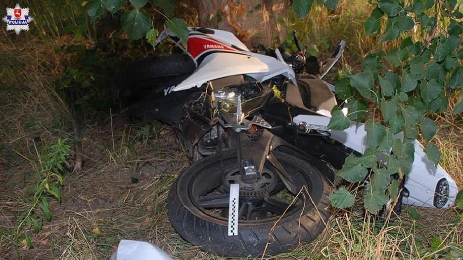 17-letnia motocyklistka zginęła od uderzenia w drzewo