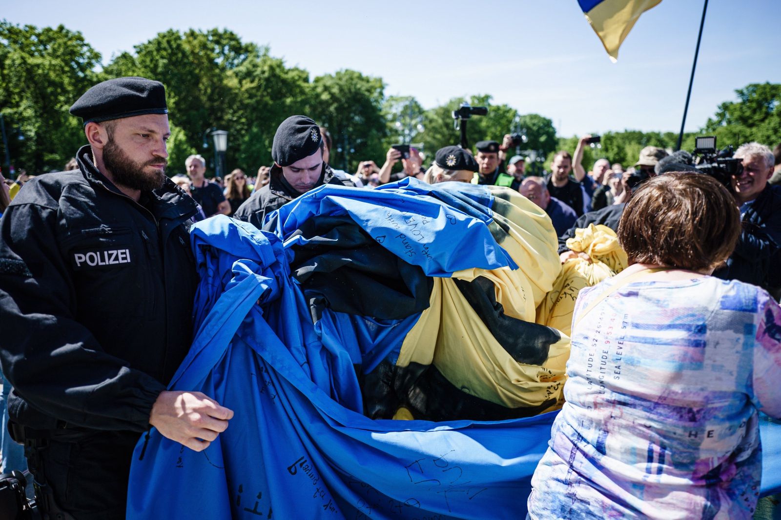 Policjanci zwijają ukraińską flagę