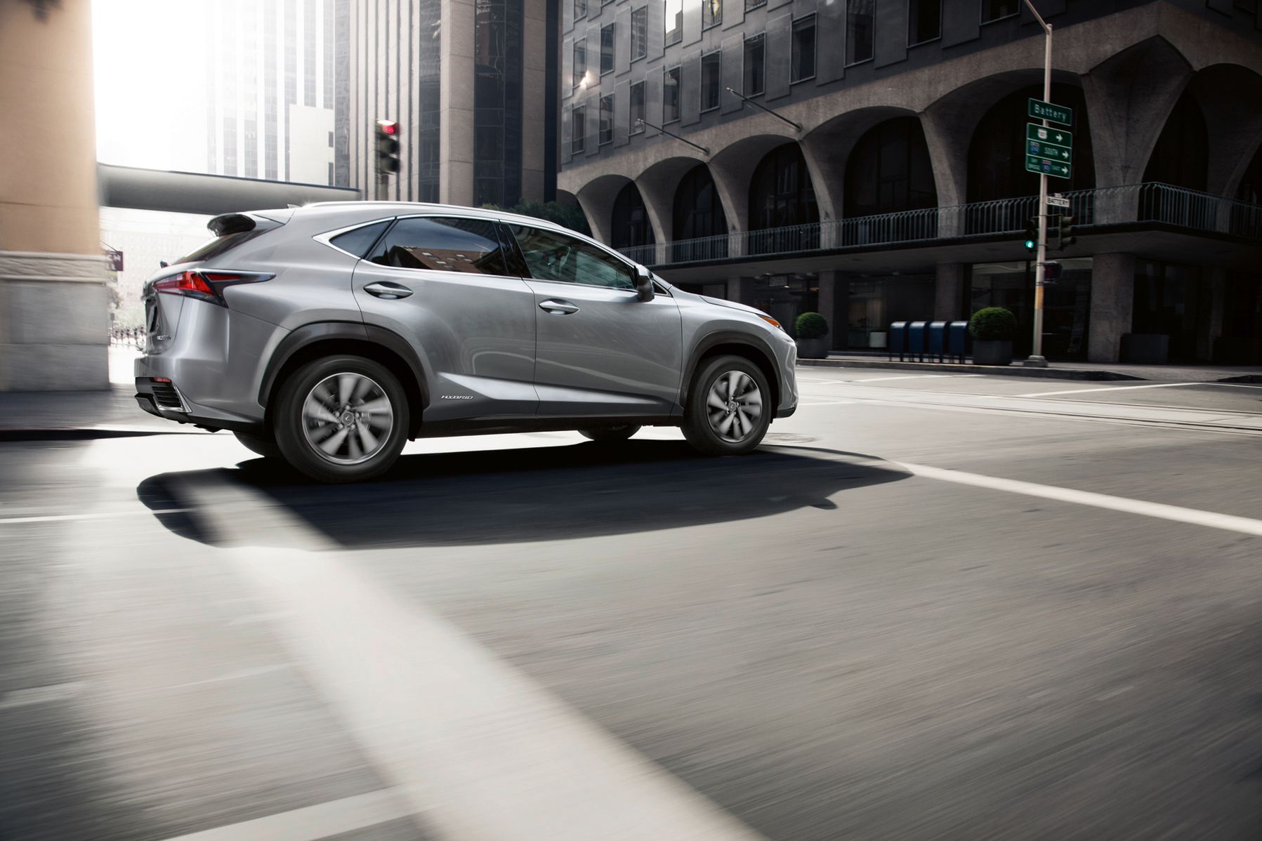 Lexus NX 300h to ciekawa alternatywa dla klasycznego menedżerskiego sedana.