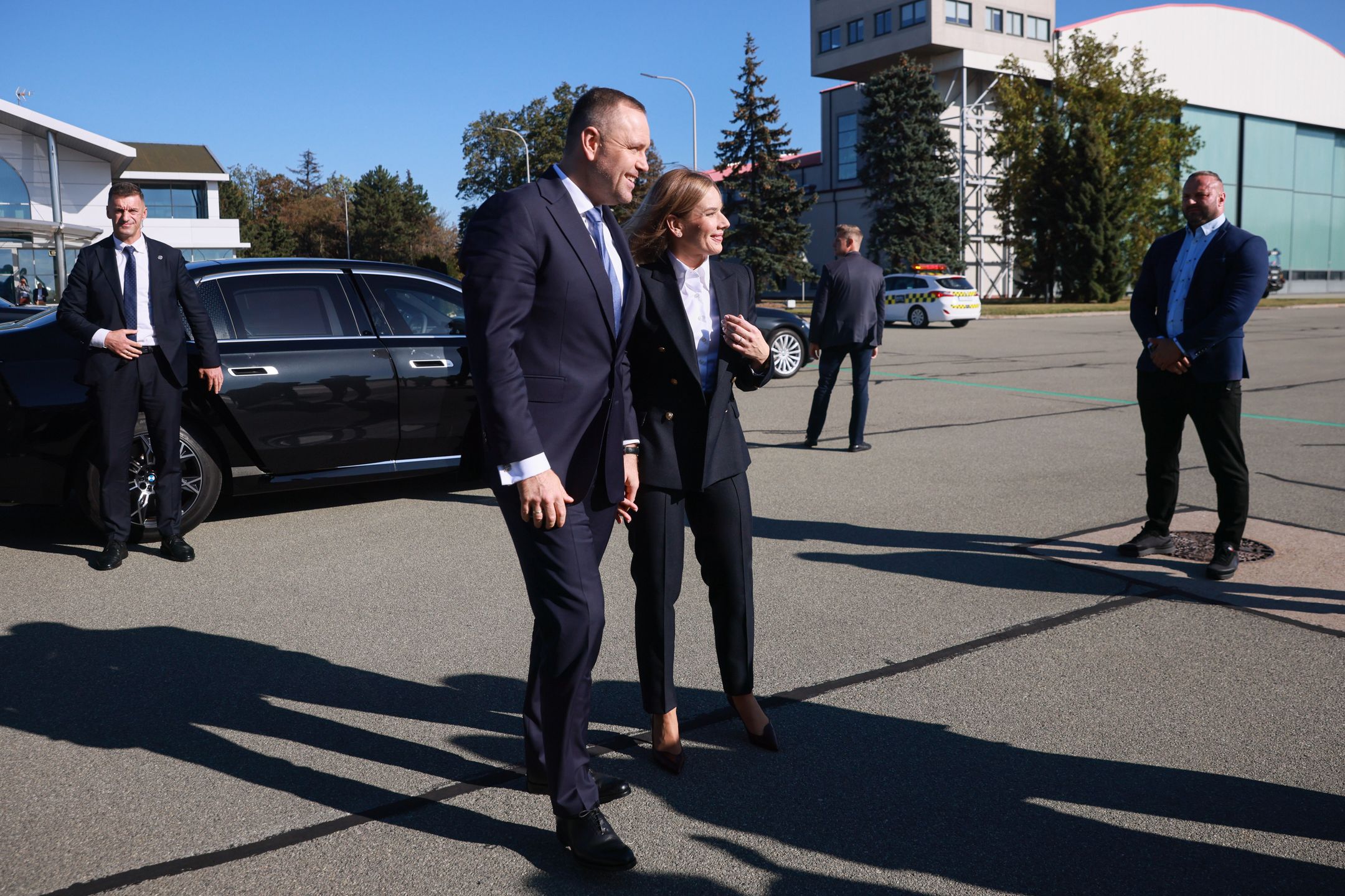 Warszawa, 20.09.2025. Prezydent RP Karol Nawrocki (C-L) i perwsza dama Marta Nawrocka (C-P) na warszawskim lotnisku, 20 bm. Prezydent Karol Nawrocki udaje się z wizytą do USA wz. z udziałem w debacie generalnej 80. Sesji Zgromadzenia Ogólnego ONZ. (sko) PAP/Leszek Szymański