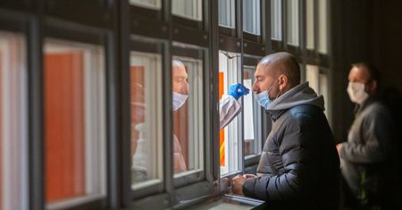 Koronawirus. Nowy pomysł z Wysp. Codzienne testy zamiast izolacji