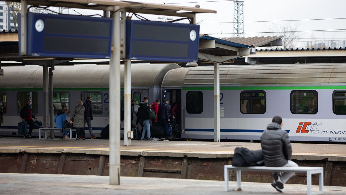 pociąg kolej przystanek pasażerowie pasażer pociągi pkp peron podróż