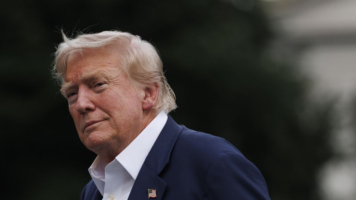WASHINGTON, JULY 29: President Donald Trump, joined by family members, exits Marine One on the South lawn at The White House in Washington, on July 29, 2025. The President returned to Washington following a foreign trip to Scotland. (Photo by Tom Brenner for The Washington Post via Getty Images)