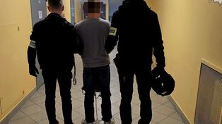 20-latek szarpał policjanta za kaburę z bronią. Wściekł się, bo złapali go na kradzieży