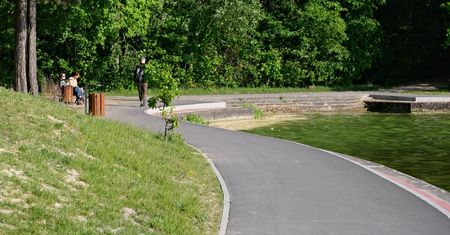 Skandaliczne sceny nad Zalewem Zemborzyckim. Półnagi mężczyzna obserwował młode kobiety