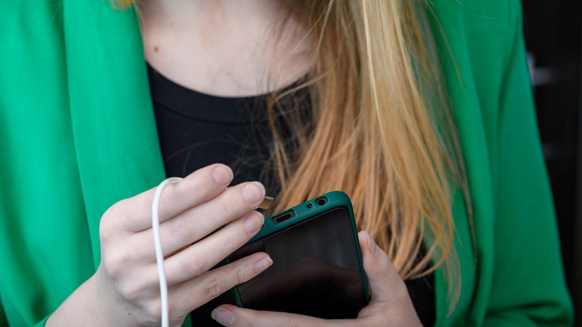 kabel, bateria, smartfon, telefon, telefon komórkowy, przewód, zawiesony, problem, moc, kontakt, z bliska, uzależniony, uzależnienie, od telefonu, usb typu c, usb c, bateria w telefonie, dziewczyna, problem z bateria, nagrzewanie, energia, powerbank, osoba