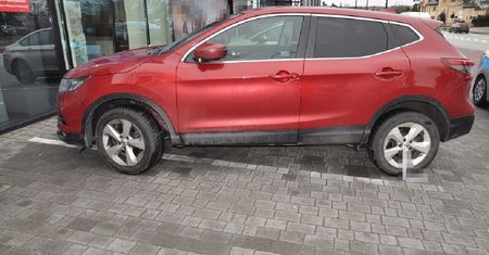 Cofał na parkingu i potrącił pieszą. Kobieta z obrażeniami ciała trafiła do szpitala