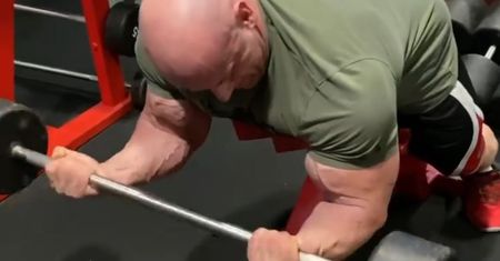 #dziejesiewsporcie: biceps nie może spaść poniżej 60 cm! Burneika pokazał, jak go "pompuje"