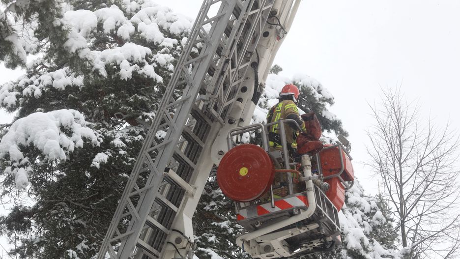 Starty po śnieżycach.Uszkodzone linie energetyczne i budynki, powalone drzewa