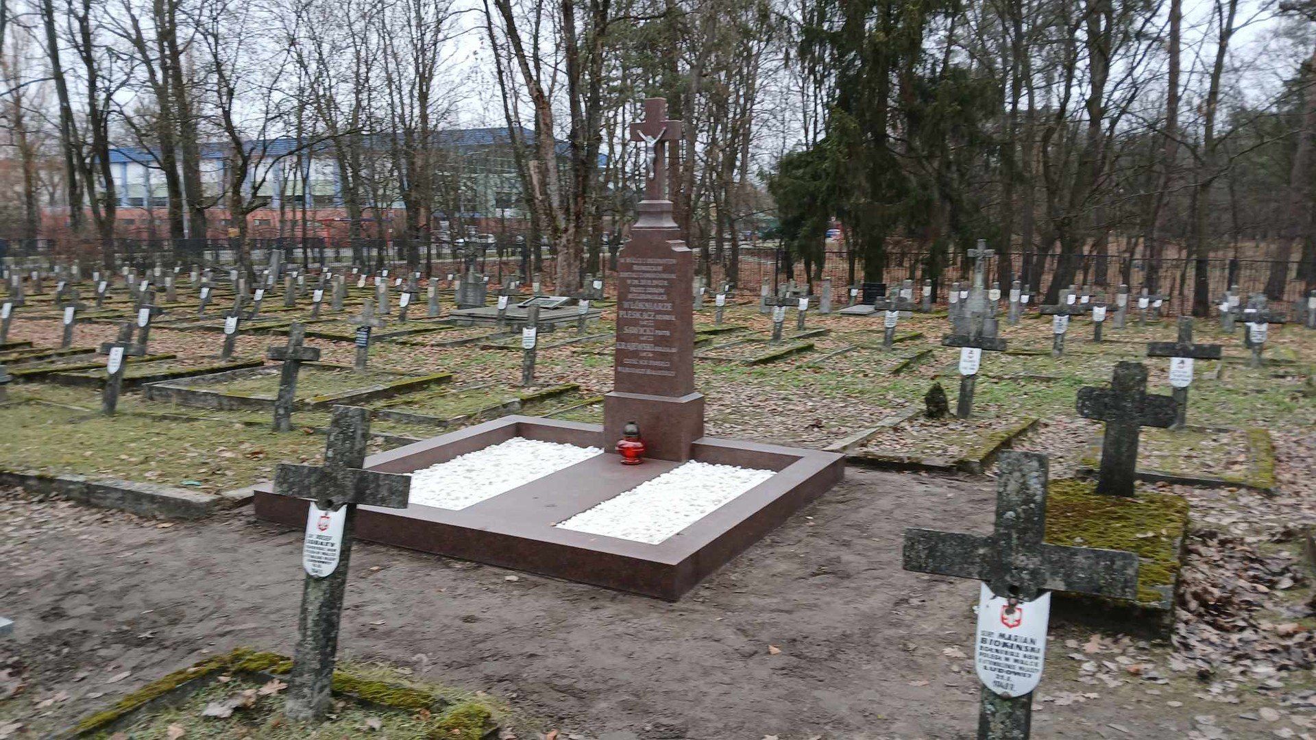 Odnowiony nagrobek włókniarzy na cmentarzu w Zwierzyńcu