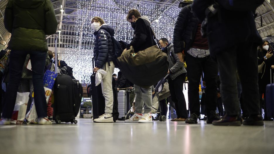 epa09647272 Commuters wearing protective face masks walk inside Gare de Lyon train station in Paris, France, 17 December 2021. France is seeing new infection cases spike at nearly 60,000 every 24 hours.  EPA/YOAN VALAT Dostawca: PAP/EPA.