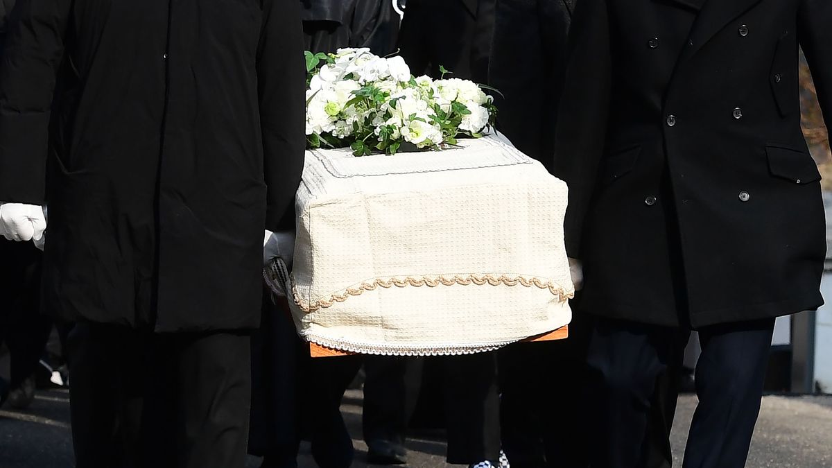 SEOUL, SOUTH KOREA - DECEMBER 29: (SOUTH KOREA OUT)  People carry the coffin containing the body of actor Lee Sun-kyun during the funeral at the hospital on December 29, 2023 in Seoul, South Korea. South Korean actor Lee Sun-kyun, best known for his role in the Oscar-winning film Parasite, has been found dead in an apparent suicide in central Seoul. (Photo by Korea Pool/Getty Images)