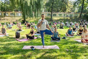 Białystok: Joga w Ogrodach Pałacu Branickich cały czas popularna