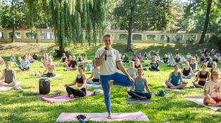 Białystok: Joga w Ogrodach Pałacu Branickich cały czas popularna