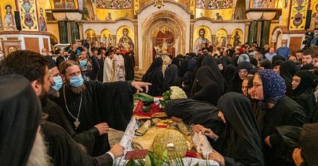 Całowali ciało zmarłego. Opłakany skutek. Koronawirus na pogrzebie