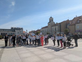 Temat reorganizacji w łomżyńskich szkołach budzi emocje. Protest przed Urzędem i gorąca dyskusja na radzie