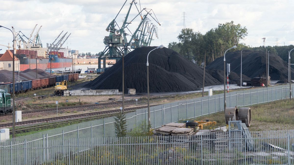 Hałda węgla przy bocznicy kolejowej