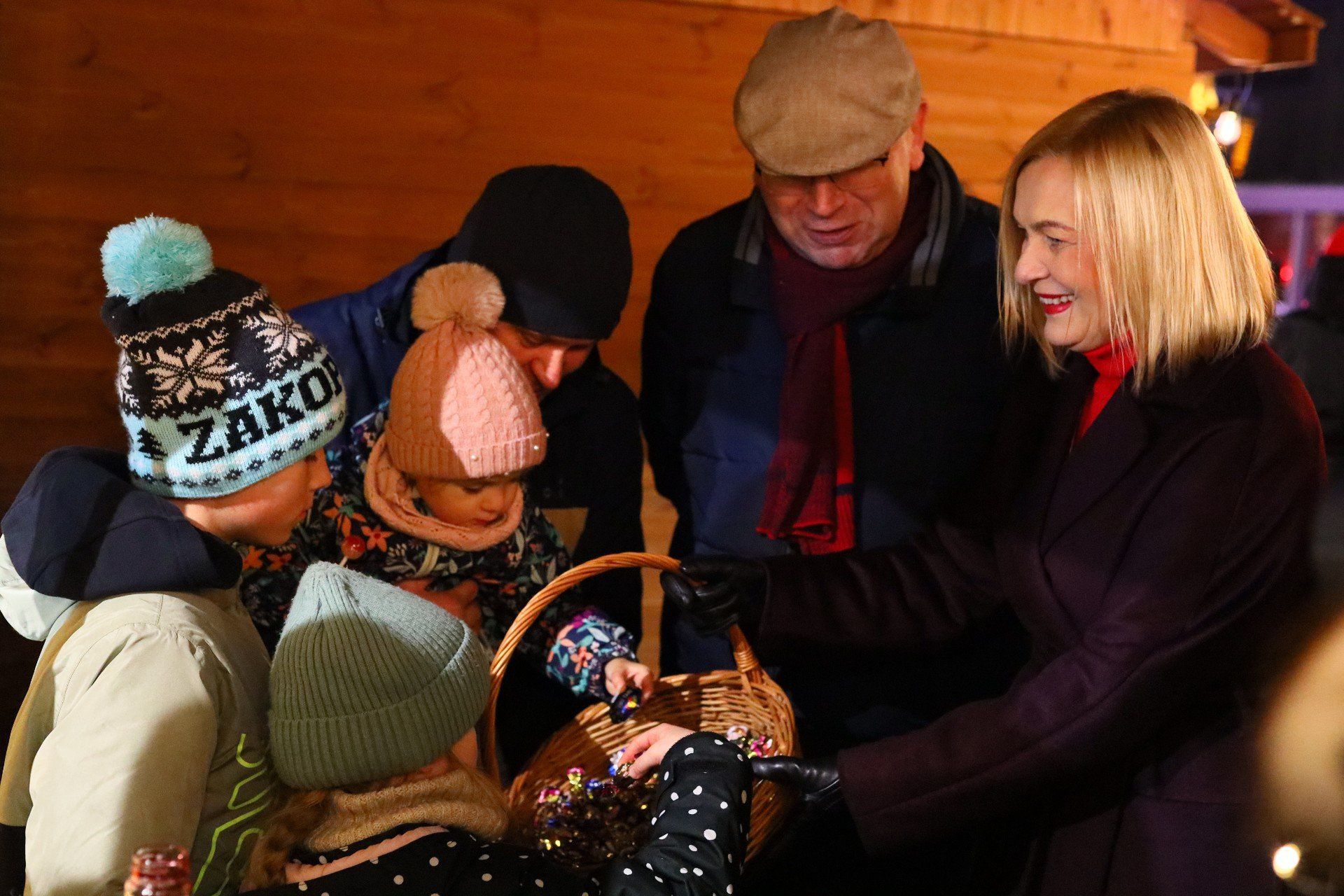 Marszałek województwa świętokrzyskiego Renata Janik wraz z dyrektor Wojewódzkiego Domu Kultury Magdaleną Fogiel-Litwinek rozdawały dzieciom słodycze