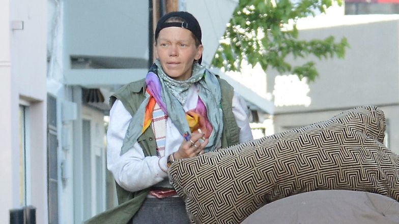 Bezdomna Loni Willison przeszukuje śmietniki w Los Angeles