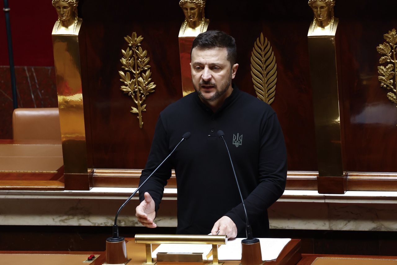 Volodymyr Zelensky addressed the French parliament.