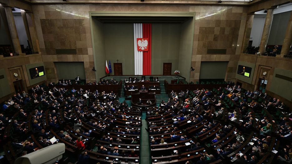  Warszawa, 23.03.2022. Posłowie na sali plenarnej Sejmu w Warszawie, 23 bm. Posłowie zajmą się m.in. projektem nowelizacji ustawy o pomocy obywatelom Ukrainy. (jm) PAP/Marcin Obara