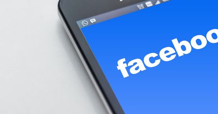 Facebook prędzej zablokuje, niż podzieli się kasą. Wydawcom nie da ani centa