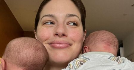 Ashley Graham pokazała, jak karmi PIERSIAMI bliźnięta. Porównała to do... FISTINGU