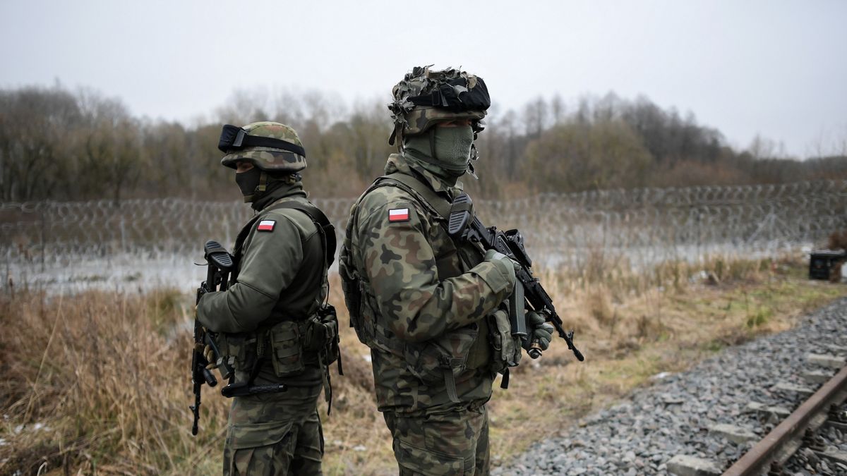 Patrol wojskowy na polsko-białoruskiej granicy. 