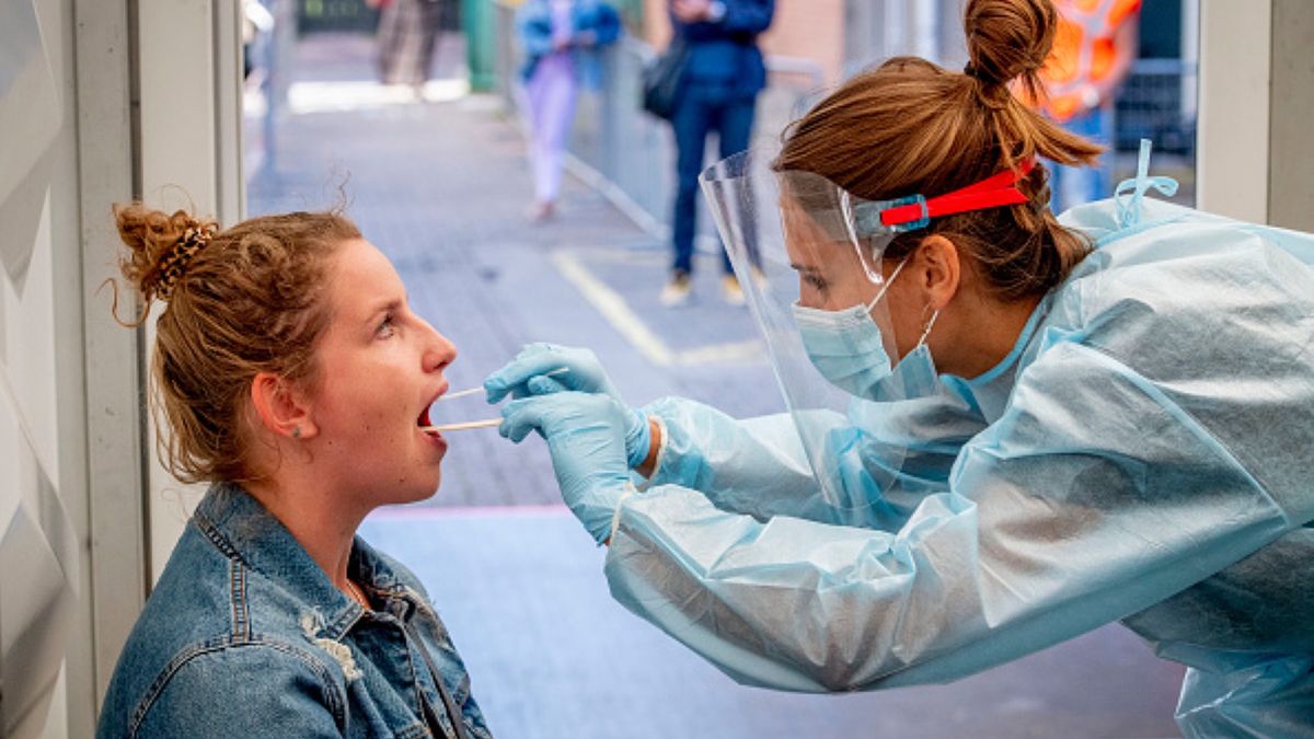Holenderska lekarka przeprowadza test na koronawirusa