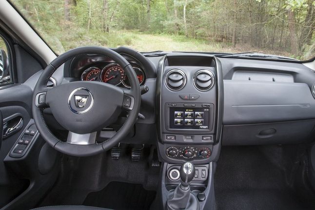 Dacia Duster od 2014 roku ma nieco przyjemniejsze wnętrze. Nieco...